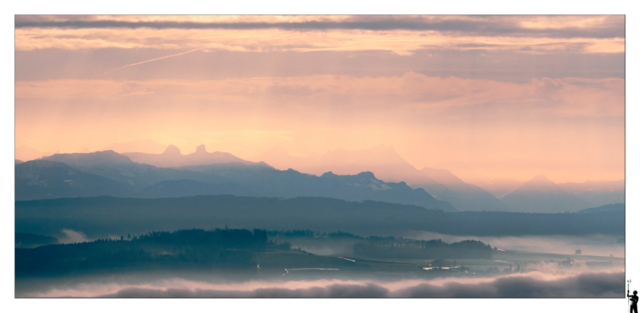 Alpes au crépuscule avec la vue sur le plateau vaudois